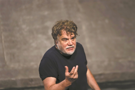 «Τα κείμενα είναι γιατρικά»