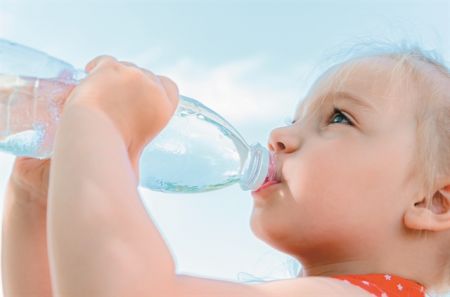 5 βήματα για να αποφύγουμε την αφυδάτωση στα παιδιά