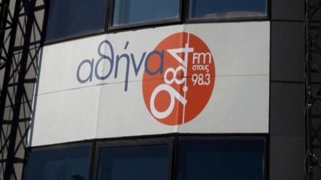 Εισβολή στον «Αθήνα 9,84»  – Ζήτησε να μεταδοθεί ηχογραφημένο μήνυμα για τους πρόσφυγες