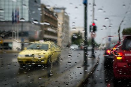 Αττική: Το ξαφνικό μπουρίνι παρέλυσε την κυκλοφορία στους δρόμους