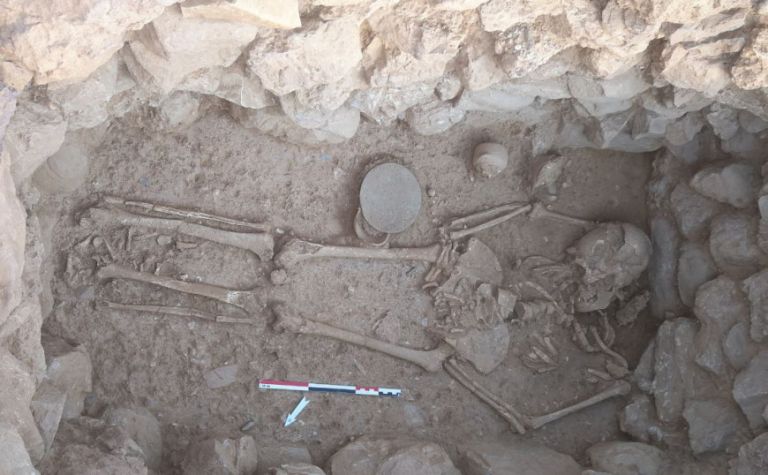 Σκελετός γυναίκας με χρυσό περιδέραιο σε ανασκαφή στο Λασίθι | tovima.gr