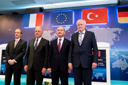 Ζεεχόφερ : Πρόθυμοι να βοηθήσουμε την Τουρκία, σε ό,τι επιθυμεί