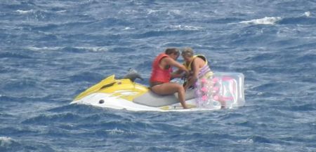 Κρήτη : Τουρίστρια κινδύνεψε να πνιγεί – Καρέ καρέ η διάσωσή της