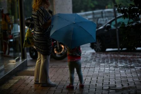 Καιρός: Βροχές και καταιγίδες το πρωί της Τρίτης
