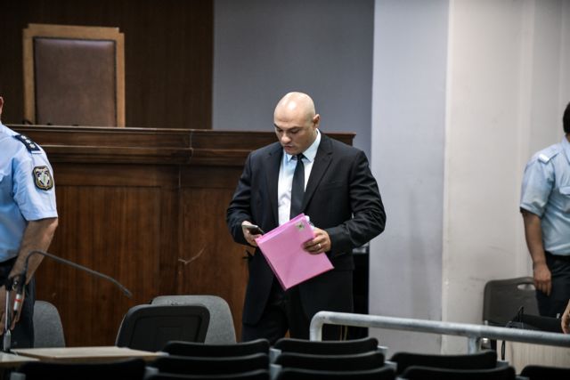 Γερμενής : Δύο παρέες τσακώνονταν και ένας ηλίθιος έκανε αυτό που δεν έπρεπε