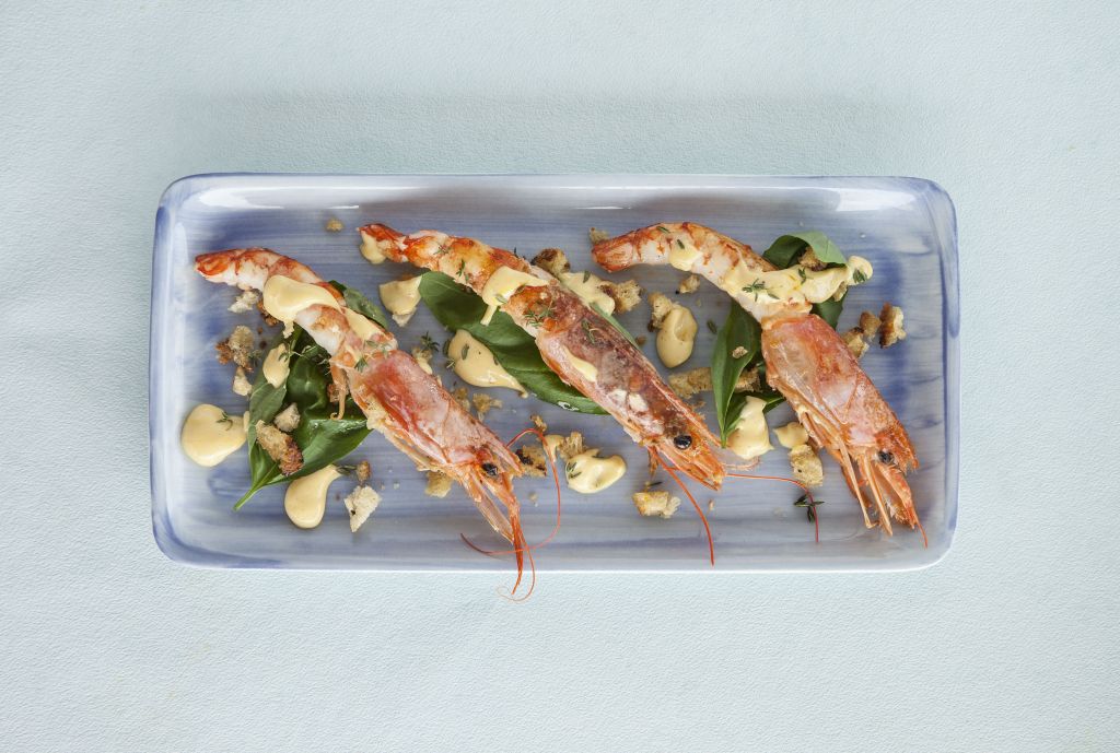 Γαρίδες με «γαλάκτωμα» από μέλι, πορτοκάλι και κρόκο Κοζάνης