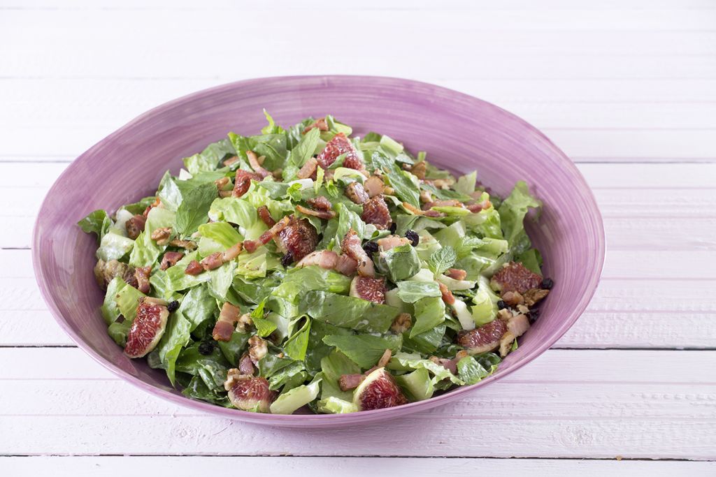 Μαρουλοσαλάτα με μπέικον και ξηρούς καρπούς