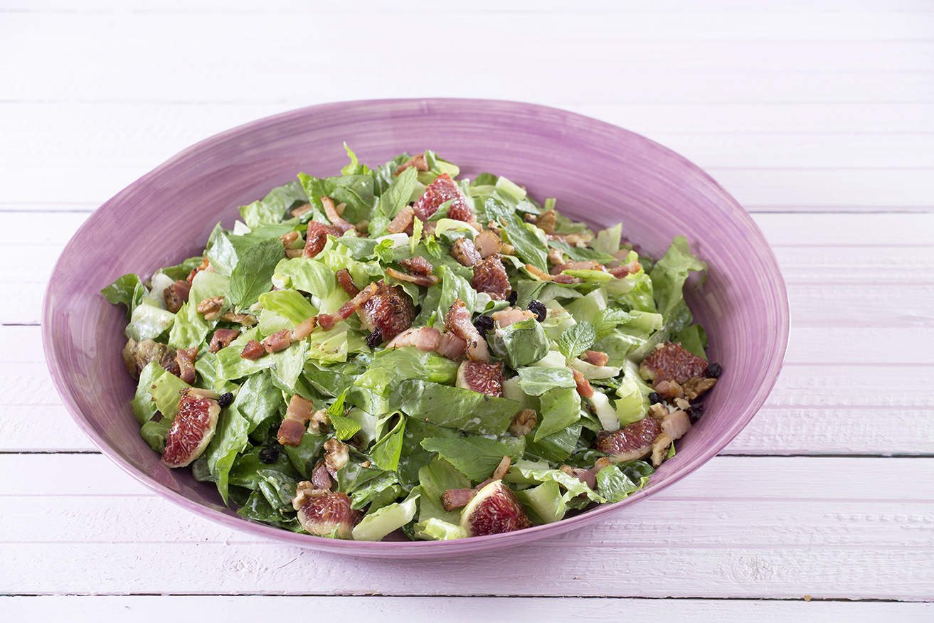 Μαρουλοσαλάτα με μπέικον και ξηρούς καρπούς