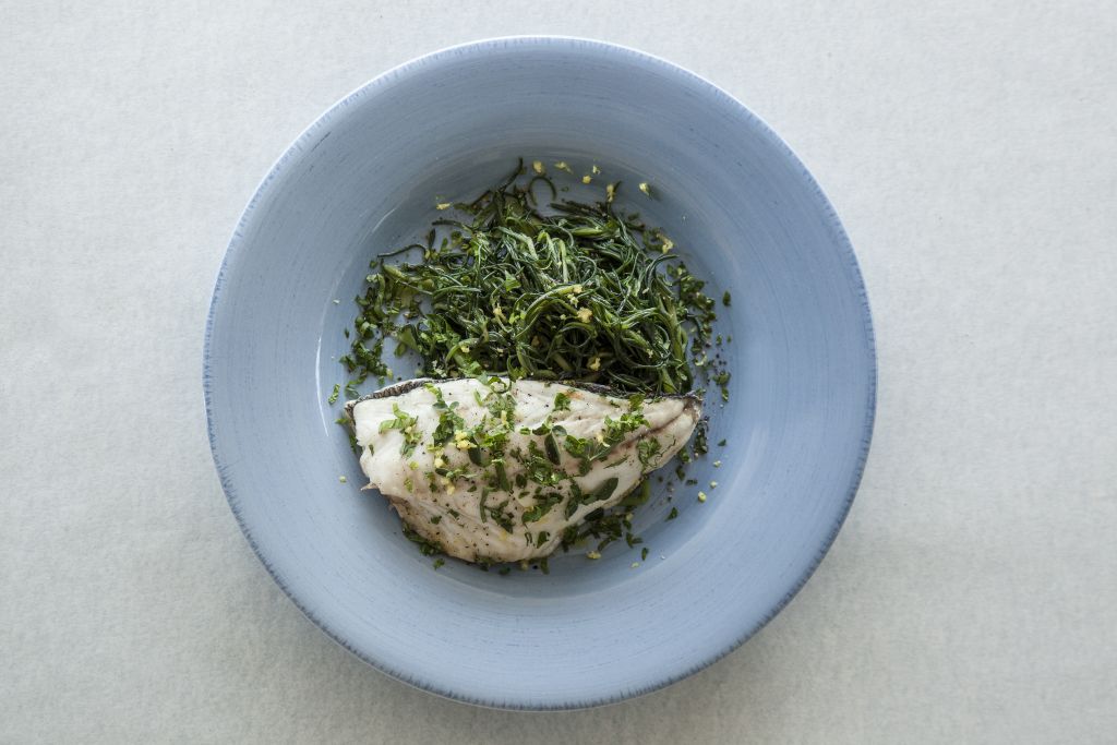 Φιλέτο τσιπούρας με μυρωδικά σε ριζότο λαδολέμονο