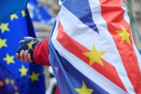 Δύο εκατ. πολίτες της ΕΕ θέλουν να μείνουν Βρετανία και μετά το Brexit