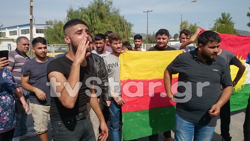 Ριτσώνα : Κούρδοι πρόσφυγες κλαίνε για την τουρκική εισβολή στη Συρία