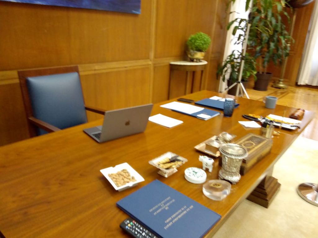 Τα μεταρρυθμισμένα… αμύγδαλα του Μητσοτάκη