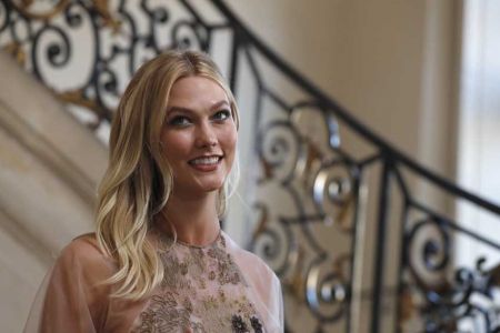 Τα πολλά γοητευτικά πρόσωπα της Κάρλι Κλος