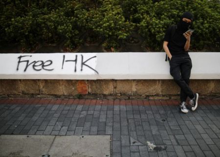 Διαδηλώσεων συνέχεια στο Χονγκ Κονγκ : Καθιστική διαμαρτυρία ηλικιωμένων και πάρτι με μάσκες