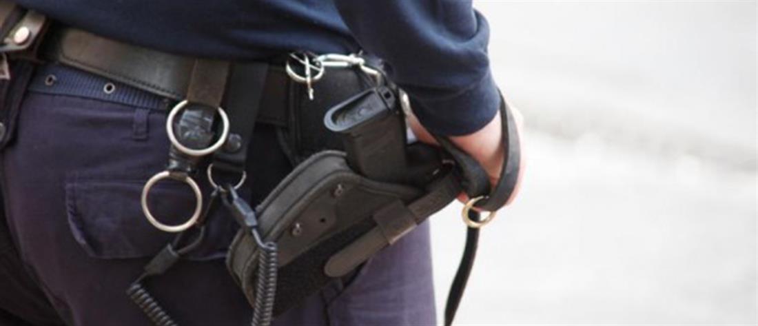 Απίστευτο : Αστυνομικός ξέχασε το όπλο του σε μπαρ και δεν το αναζήτησε