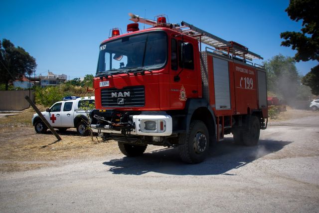 Φωτιά στο Πέραμα : Τέθηκε υπό μερικό έλεγχο