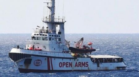 Λέσβος : Εμπόδισαν το OPEN ARMS να δέσει στο λιμάνι