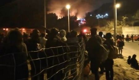 Σάμος: Συμπλοκές με τραυματισμούς μεταξύ μεταναστών – Φωτιά στο κέντρο υποδοχής