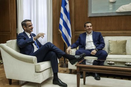 Η γραβάτα, το φράκο και το ιδρωμένο Τ-shirt του Πρωθυπουργού