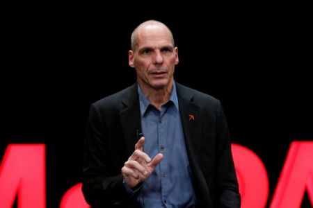 Βαρουφάκης : Ο κ. Στουρνάρας παραβιάζει τον ρόλο του – Θα έπρεπε να παυθεί