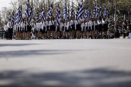Κόντρα κυβέρνησης – ΣΥΡΙΖΑ για την επιλογή σημαιοφόρων στα δημοτικά