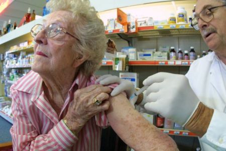 Αντιγριπικό εμβόλιο: Παράταση ισχύος των συνταγών ζητούν οι φαρμακοποιοί