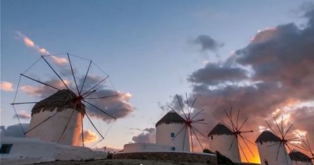 Economist : Μεγάλες προκλήσεις για την ελληνική τουριστική βιομηχανία