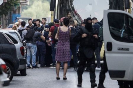 Εξάρχεια : Εκκενώθηκαν δύο υπό κατάληψη κτίρια σε διπλή επιχείρηση της ΕΛ.ΑΣ [εικόνες]