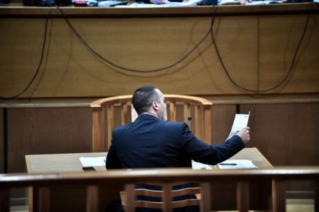 Δίκη Χ.Α. : Δεν ήξερε, δεν είδε, δεν άκουσε ούτε ο Κασιδιάρης – Ρεσιτάλ προκλητικότητας