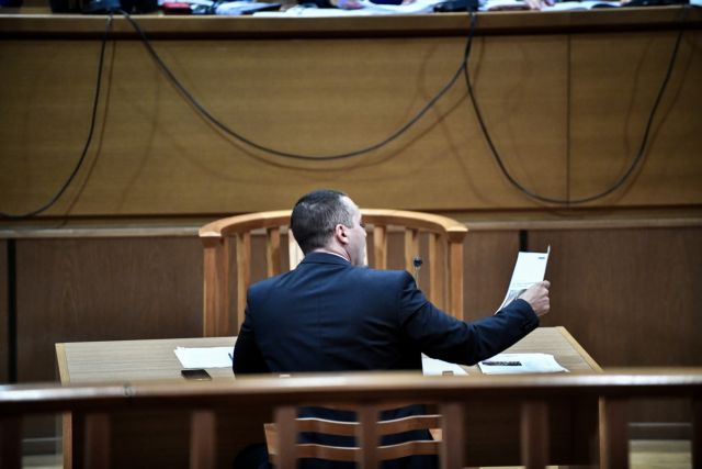 Δίκη Χ.Α. : Δεν ήξερε, δεν είδε, δεν άκουσε ούτε ο Κασιδιάρης – Ρεσιτάλ προκλητικότητας