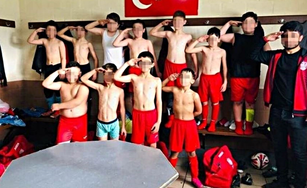 Απίστευτοι Τούρκοι: Δεκάχρονα χαιρετούν στρατιωτικά στα αποδυτήρια