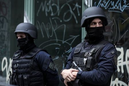 Εξάρχεια: Εφοδος της Δίωξης Ναρκωτικών σε διαμέρισμα