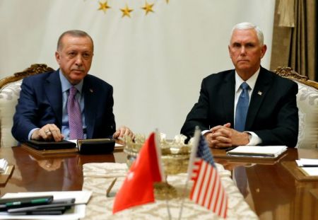 Ερντογάν – Πενς: Συνάντηση σε στιλ είμαστε μια ωραία ατμόσφαιρα