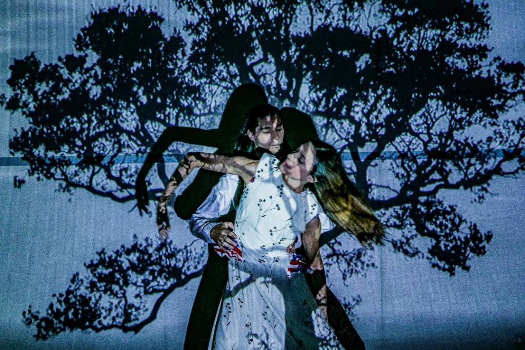 Ο Κ. Ρήγος χορεύει με τη…σκιά του!