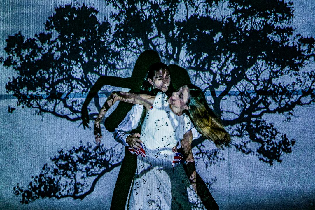 Ο Κ. Ρήγος χορεύει με τη…σκιά του!