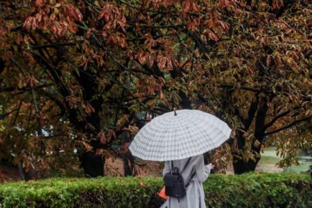 Καιρός : Και βροχές και καταιγίδες και υψηλές θερμοκρασίες το Σάββατο