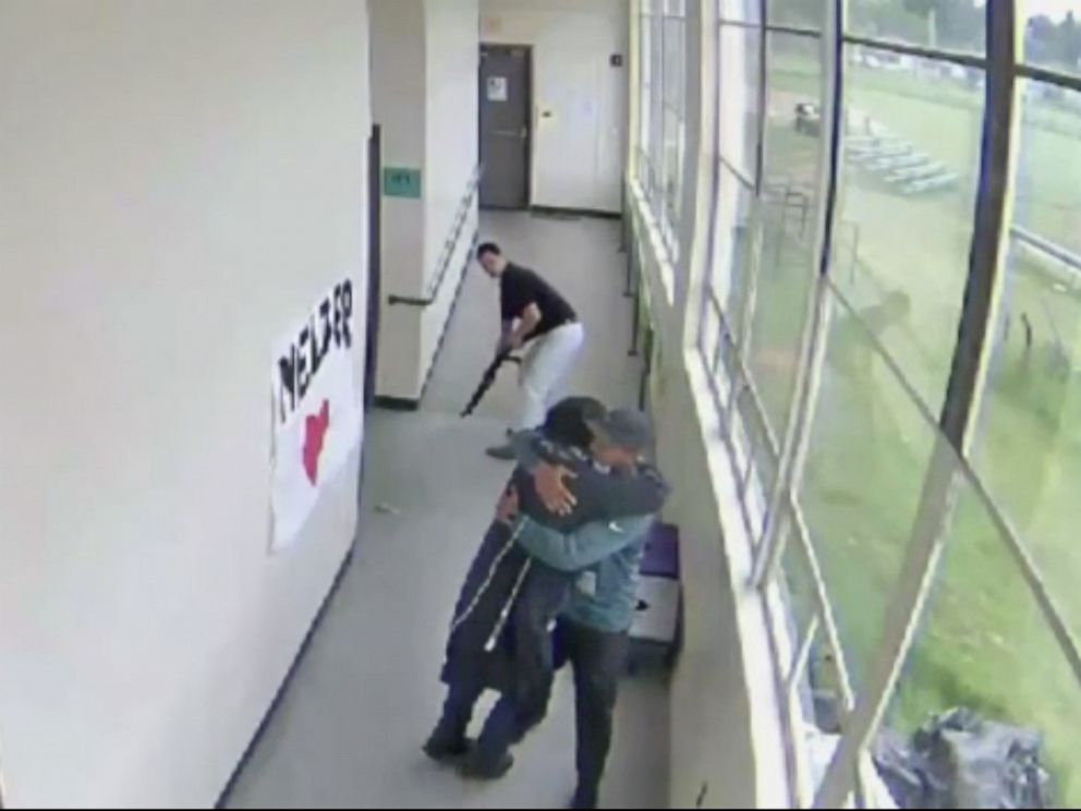 Η στιγμή που γυμναστής αφοπλίζει ένοπλο μαθητή μέσα σε σχολείο