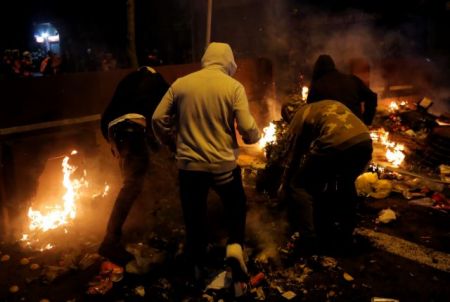 Καταλονία: Στους δρόμους παραμένουν χιλιάδες αυτονομιστές