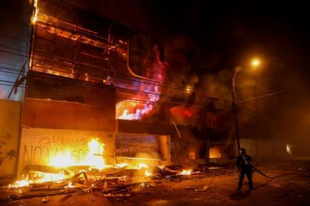 Χιλή : Αλλη μια νύχτα ταραχών με τρεις νεκρούς