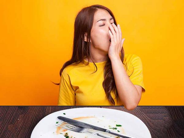 Γιατί νυστάζουμε μετά το φαγητό; Τι έδειξε νέα μελέτη