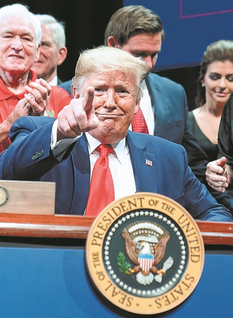 Ο Τραμπ απειλεί την Ευρώπη με «βόμβα δασμών» 7,5 δισ. ευρώ