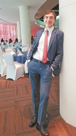 Εβαλε στις κότες… δόντια!