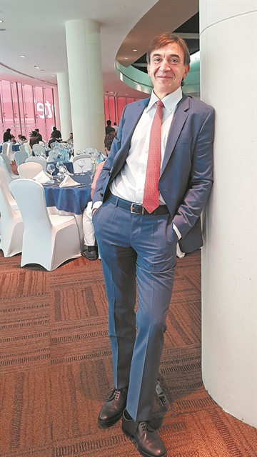 Εβαλε στις κότες… δόντια!