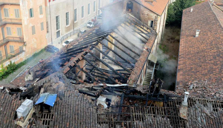 Ιταλία : Στις φλόγες η Καβαλερίτσα Ρεάλε, μνημείο της UNESCO | tovima.gr