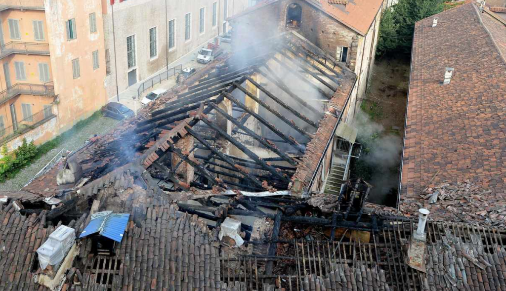 Ιταλία : Στις φλόγες η Καβαλερίτσα Ρεάλε, μνημείο της UNESCO