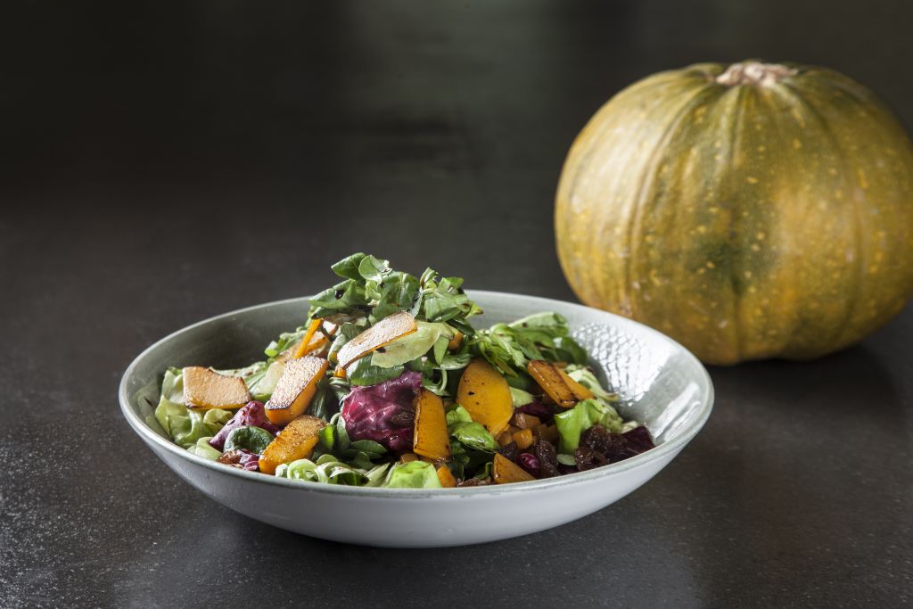 Σαλάτα με κολοκύθα, σταφίδες και χαρουπόμελο