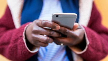 Το «zombieing» μπήκε στη ζωή μας και είναι χειρότερο από «ghosting»