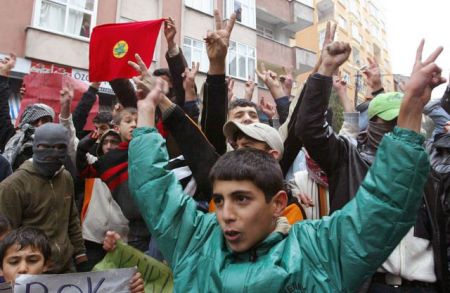 «Le Point»: «Θα αφήσουμε τον Ερντογάν να σκοτώσει τους Κούρδους;»