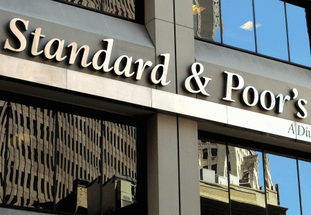 Standard & Poor’s : Αναβάθμισε κατά μία βαθμίδα την Ελλάδα – Ρεκόρ στην απόδοση του 10ετούς