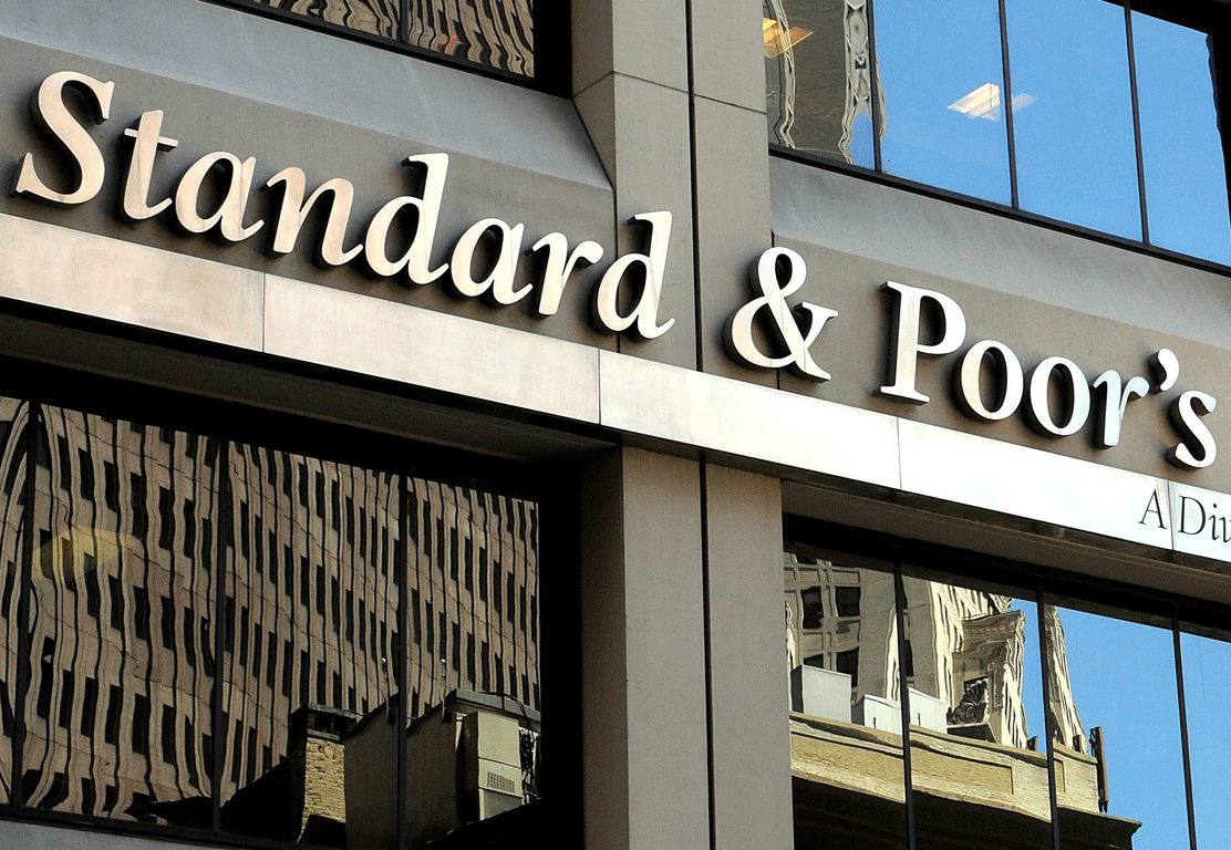 Standard & Poor’s : Αναβάθμισε κατά μία βαθμίδα την Ελλάδα – Ρεκόρ στην απόδοση του 10ετούς